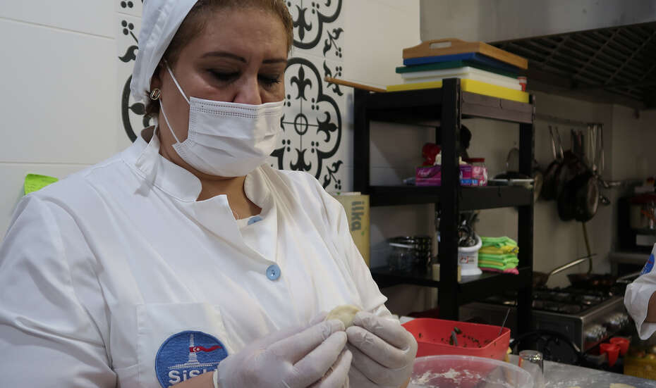 Eine Frau bei der Zubereitung von Gebäck, Türkei 2021.