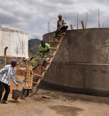 Wasserbewirtschaftung für mehr Klimaresilienz: Ein Wassertank in Kinakoni, Kenia