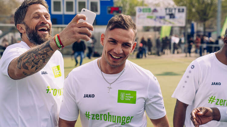 Florian Ambrosius und Pietro Lombardi beim „All Star Fußballspiel“ in Duisburg-Marxloh.