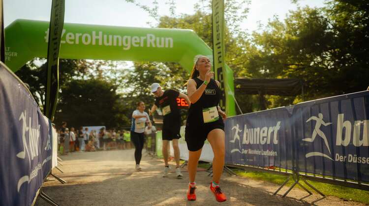 Läuferin auf der Laufstrecke im Park