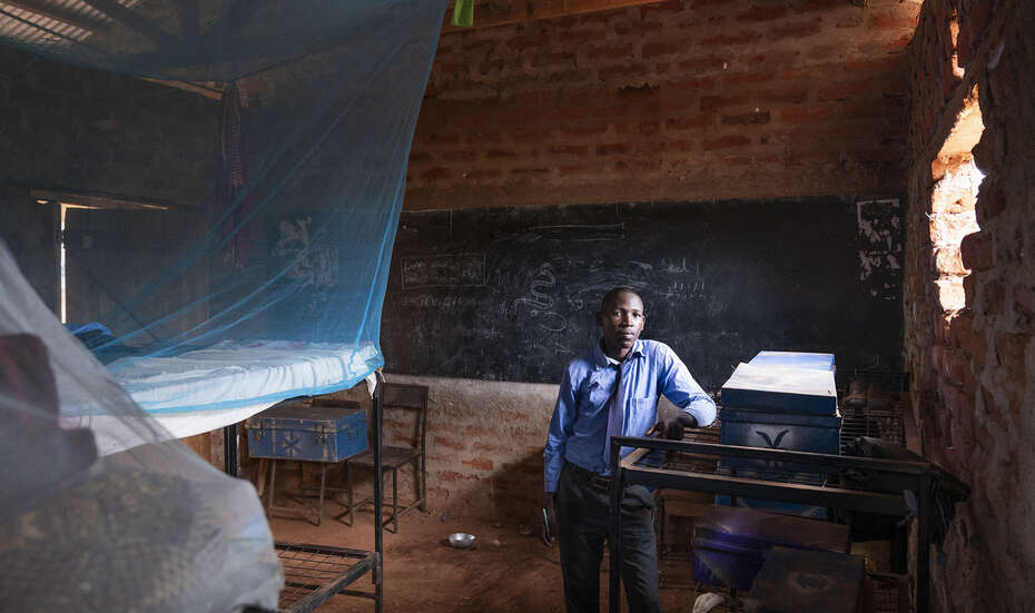 Ein Schüler steht vor der Tafel, Kenia 2021.