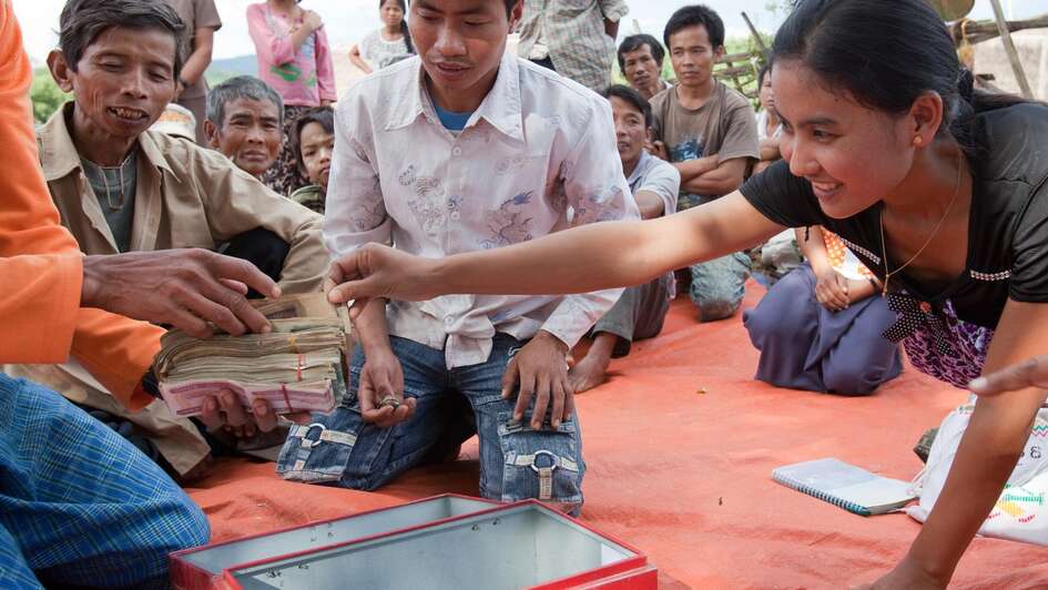 Dorfbewohner sitzen zusammen 