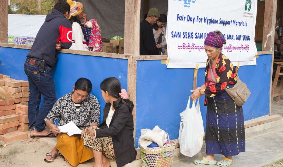 Menschen erhalten Hygieneartikel
