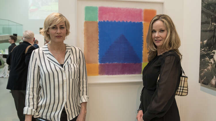 Gesine Cukrowski, Schauspielerin und Kuratoriumsmitglied Welthungerhilfe und Schauspielerin Ann-Kathrin Kramer vor einem Kunstwerk von Heinz Mack, das für 35.000 Euro versteigert worden ist.