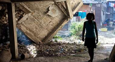 Frau läuft unter Trümmern her