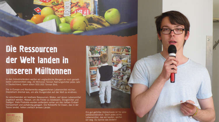 2015-Vortrag-Wanderausstellung-Schluss-mit-Hunger.JPG Ein Schüler hält ein Vortrag vor der Wanderausstellung.