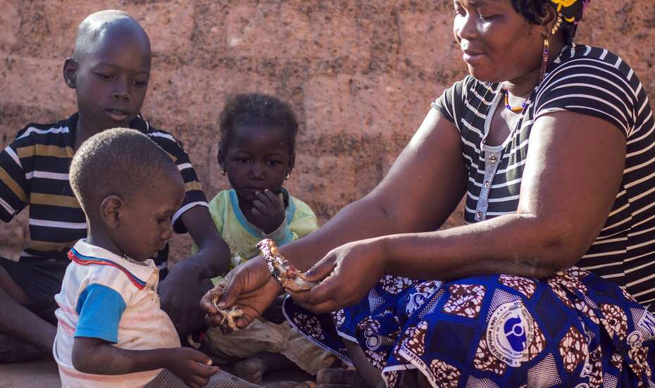 Eine Frau füttert ihr Kind. Durch den Preisanstieg von Lebensmitteln gibt es nicht mehr genug zu essen.