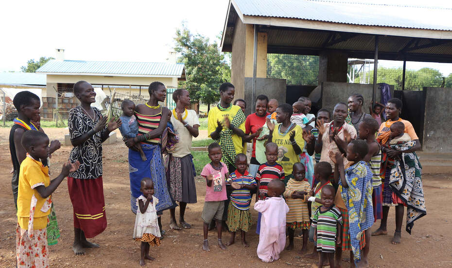 Frauen mit ihren Kindern vor einem Krankenhaus in der Karamoja-Region in Uganda.