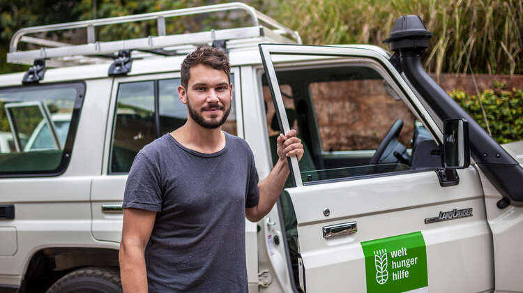 Robert Redweik vor einem Geländewagen der Welthungerhilfe.