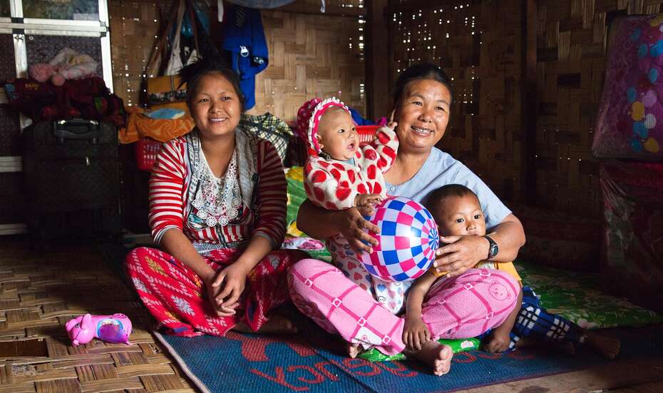 Familie sitzt in einer Hütte