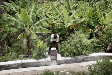 Mann öffnet den Wasserlauf Ein Mann öffnet den Wasserlauf einer Bewässerungsanlage in Haiti.