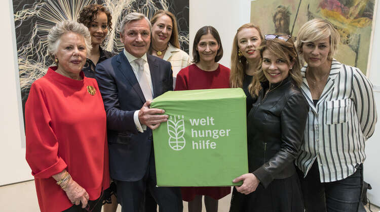 Sabine Langen-Crasemann, Inhaberin Langen-Foundation, Prinzessin Johanna von Coburg, Hajo Riesenbeck, Sprecher des Freundeskreis Düsseldorf der Welthungerhilfe, Karla Zerressen, Geschäftsführung Langen-Foundation, Dr. Susanne Gaensheimer, Künstlerische Direktorin der Kunstsammlung Nordrhein-Westfalen, Leoni Spiekermann, Veranstalterin und Geschäftsführerin ARTGATE Consulting, Caroline Lang, Auktionatorin und Chairman Sotheby’s Schweiz, Gesine Cukrowski, Schauspielerin und Kuratoriumsmitglied Welthungerhilfe