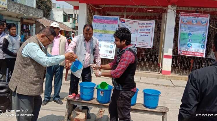 2020-hygienemassnahmen-haende-waschen-nepal-welthungerhilfe.jpg Zwei Männer waschen sich an einer Hygienestation die Hände.