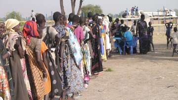 Südsudanesen stehen Schlange