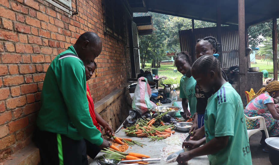 Kinder kochen gemeinsam draußen, Zentralafrikanische Republik, .
