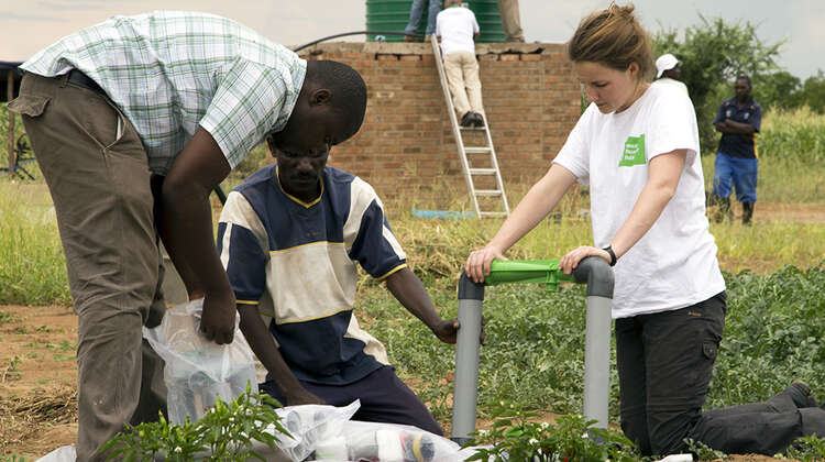 Anne-Catrin Hummel und die Projektleiter bauen eine Verindung zu dem Brunnenwasser