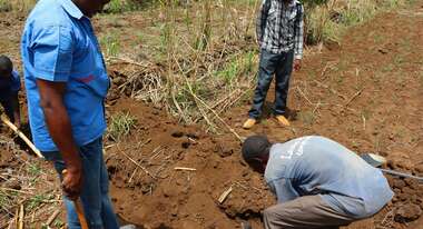 Männer arbeiten an der Aushebung von Wassergräben