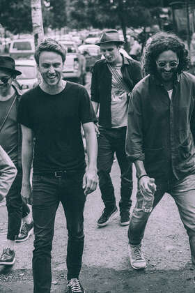 Prominente Unterstützung in Aethiopien durch Clueso Max Herre