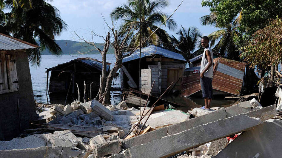 Ein Mann steht auf einem Trümmerhaufen