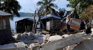 Ein Mann steht auf einem Trümmerhaufen