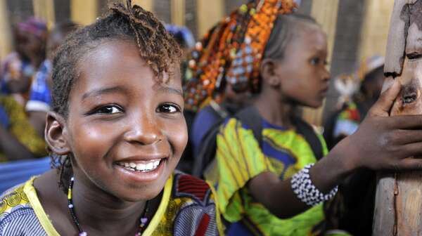 Ein Mädchen lächelt in die Kamera