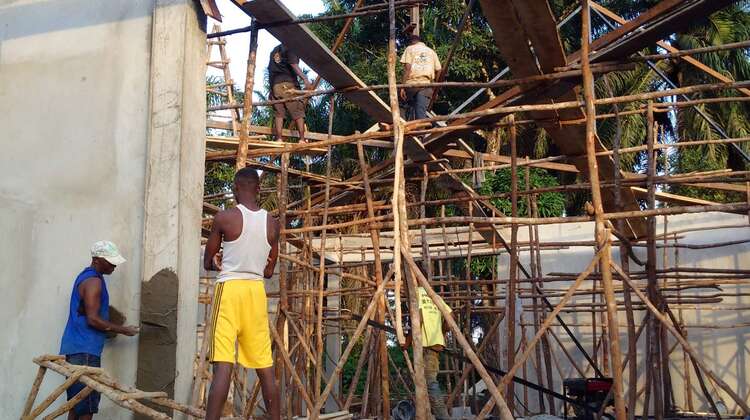 Neue Lagerhäuser für die Kakao-Ernte. Männer auf einer Baustelle.