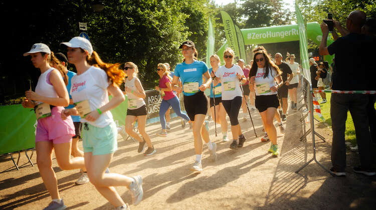 Gruppe von Läufer*innen und Walker*innen in Bewegung