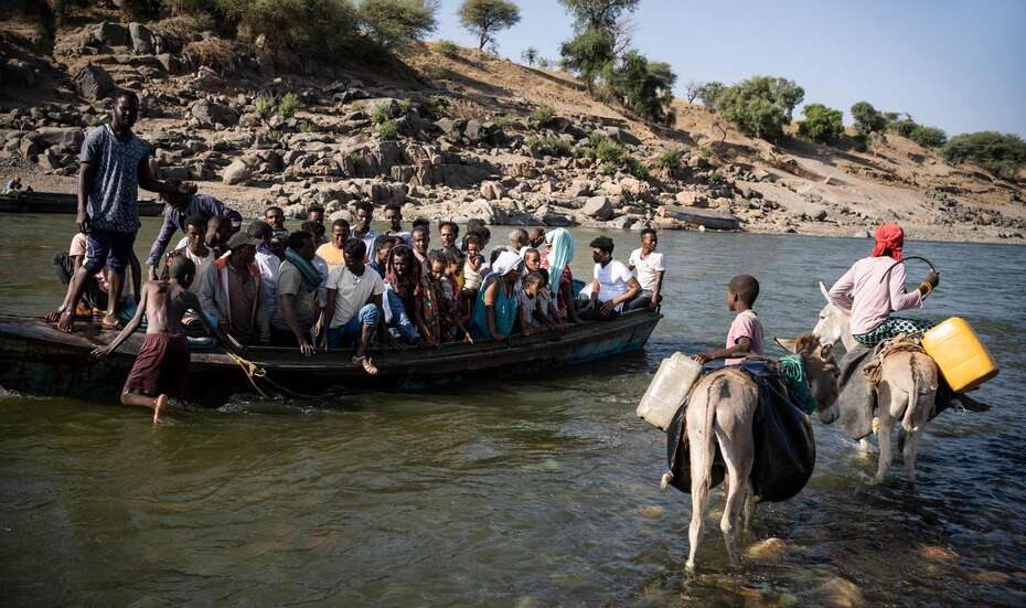 Tigray_Sudan_Refugees_Tekeze.jpg Flüchtlinge aus Tigray auf dem Weg in den Sudan.