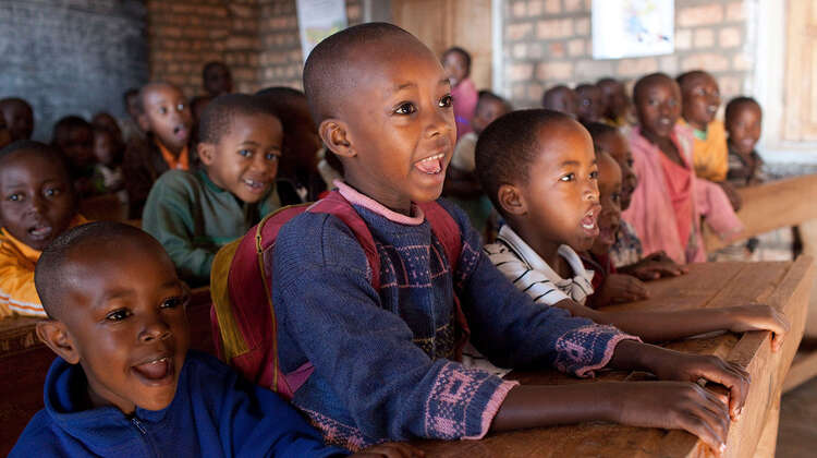 burundi-schulspeisung-schulkinder-desmarowitz-welthungerhilfe-BDI2013KDE013.jpg Schuldkinder sitzen an den Schulbänken