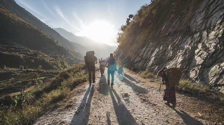 2019-nepal-reise-originalbootcamp-landschaft-wandern-C_Chris_Adelmann.JPG Wanderung beim Projetbesuch in Nepal, 2019.