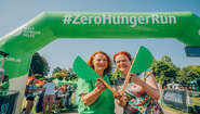 Oberbürgermeisterin Katja Dörner beim Zero Hunger Run in einem grünen T-Shirt.