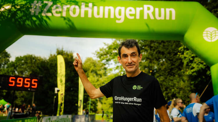 Klaus-Jürgen "Knacki" Deuser steht vor dem Zieleinlauf des ZeroHungerRun