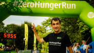 Klaus-Jürgen "Knacki" Deuser steht vor dem Zieleinlauf des ZeroHungerRun