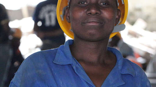 Portrait von Lilian Ondiso Haggai im Elektriker-Kurs