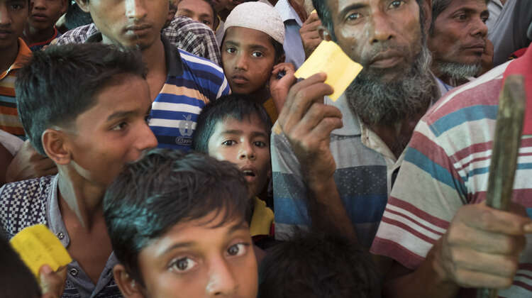 Rohingya bei einer Verteilung von Brennmaterial im Camp Hakimpara, Bangladesch, August 2018. 