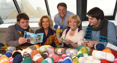 Mehrere Personen, darunter Michaela May, häkeln.