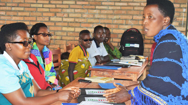 Frau spricht vor einer Klasse über ihren Beruf.