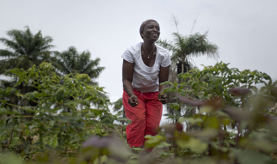 Betty Kaifa in ihrem Garten.