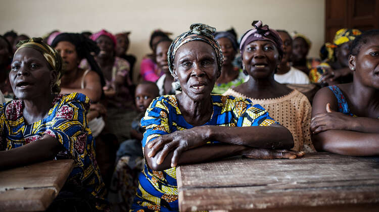 2016-zentralafrikanische-republik-laenderinfo-kai-loeffelbein-ZAR2016LOEF009.jpg frauen in der Schule