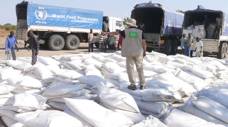 Welthungerhilfe-Helfer in Bentiu: Nothilfegüter werden ausgeladen.
