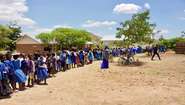 Kinder stehen Schlange für Schulspeisung Kinder stehen Schlange für eine Schulspeisung an ihrer Grundschule in Malawi.