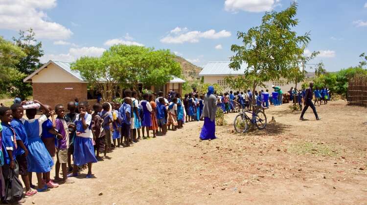 Kinder stehen Schlange für Schulspeisung Kinder stehen Schlange für eine Schulspeisung an ihrer Grundschule in Malawi.