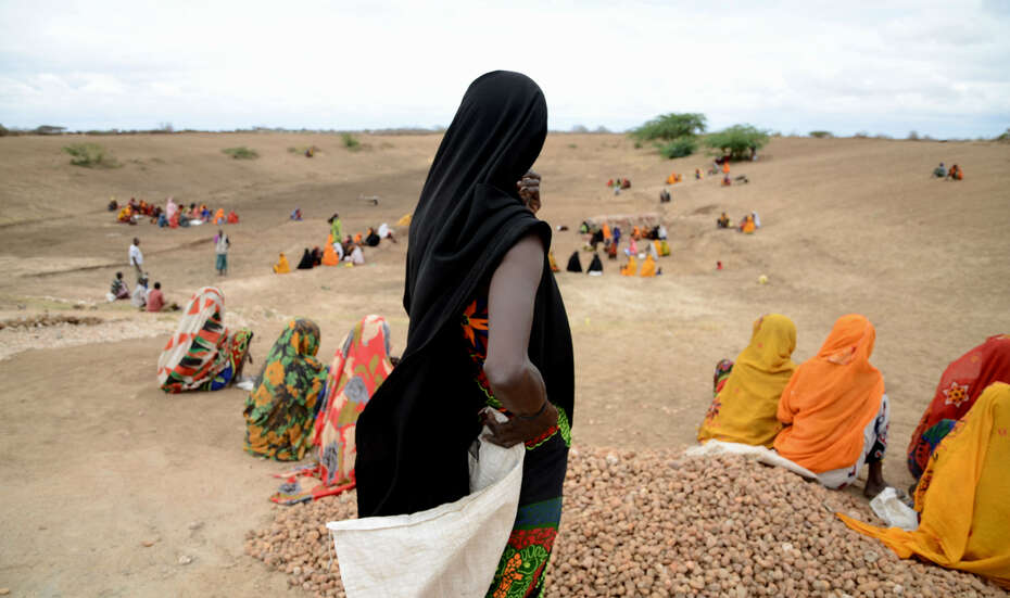Frauen beim Bau einer Erosionsschutzmauer in Kenia. 