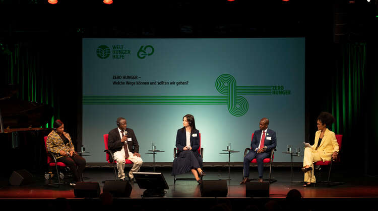 Joyce Queeglay-Pajibo, Patrick Katelo Issako, Natalia Iskovych, Francis Djomeda und Totinia Hörner bei einem Panel auf der Bühne