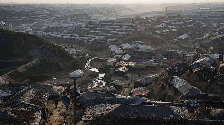 2017-rohingya-krise-kutupalong-fluechltingscamp-coxs-bazar-bangladesch-daniel-rosenthal.jpg Ausblick über das Kutupalong Flüchtlingscamp