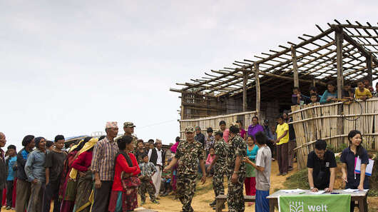 Nepal nach dem Erdbeben. Bild: Menschen warten auf Nahrungsmittel