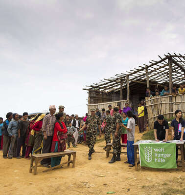 Nepal nach dem Erdbeben. Bild: Menschen warten auf Nahrungsmittel