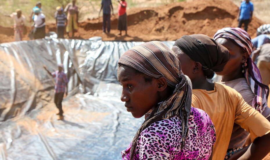 Müttergruppen arbeiten gemeinsam an einem Regenauffangbecken