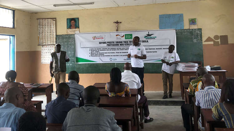 Welthungerhilfe-Mitarbeiter und Lehrer in einem Klassenraum Welthungerhilfe-Mitarbeiter und Lehrer in einem Klassenraum