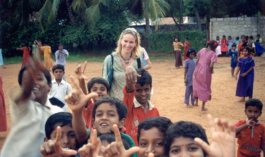 Kerstin Uhlenbruck und Kinder in Laos.